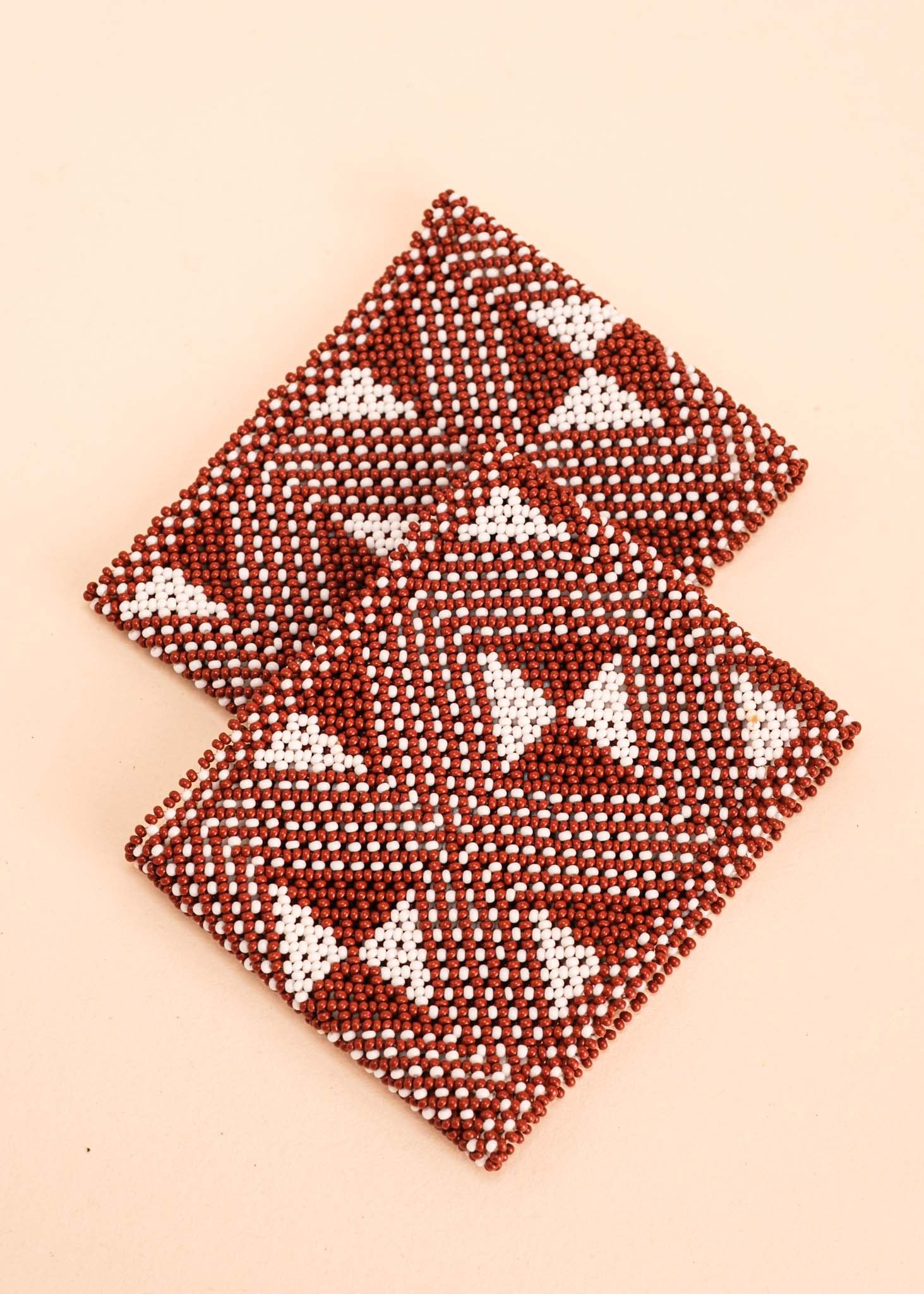 Pulseira de miçangas marrom e branca feito pelo povo Waurá, artesanato indígena brasileiro 