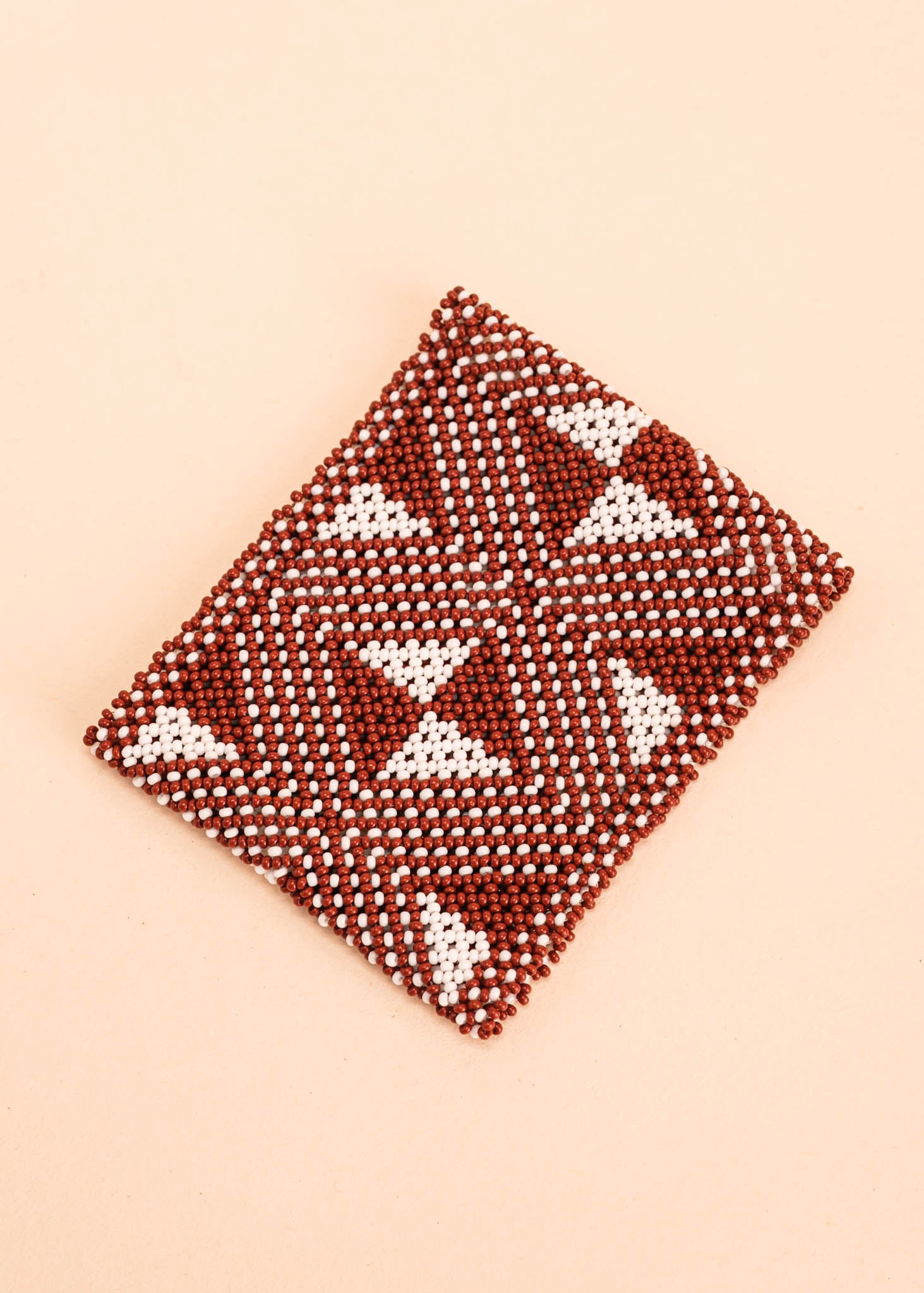 Pulseira de miçangas marrom e branca feito pelo povo Waurá, artesanato indígena brasileiro 