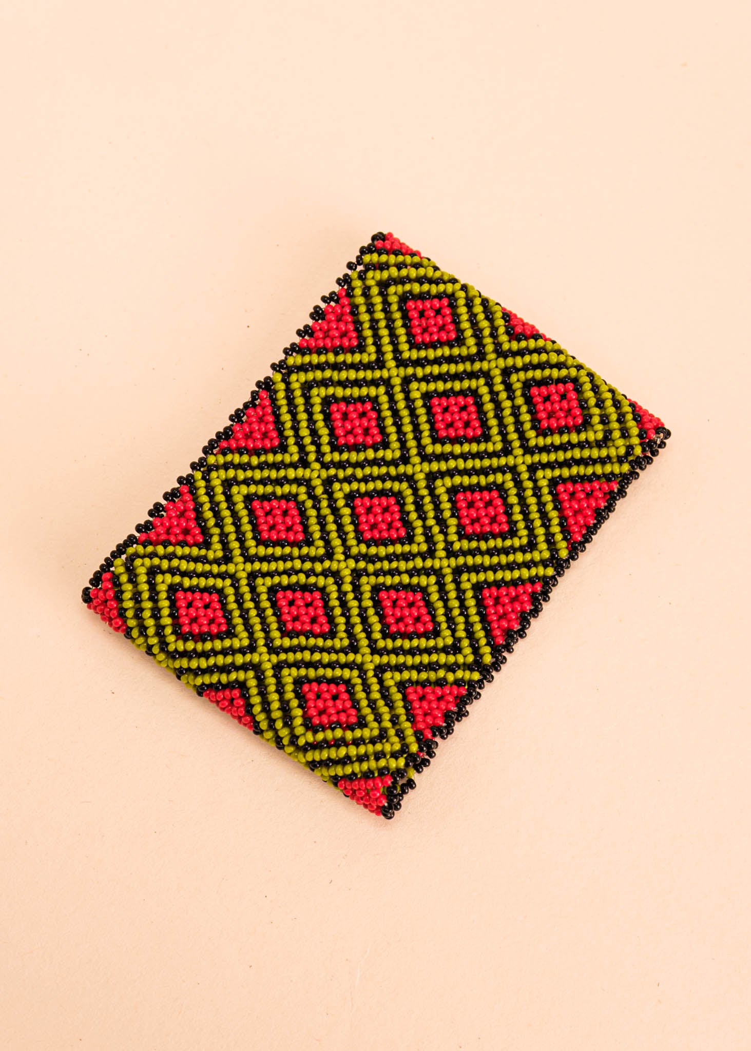 Pulseira de miçangas vermelha e verde feito pelo povo Waurá, artesanato indígena brasileiro  Imagem principal do produto