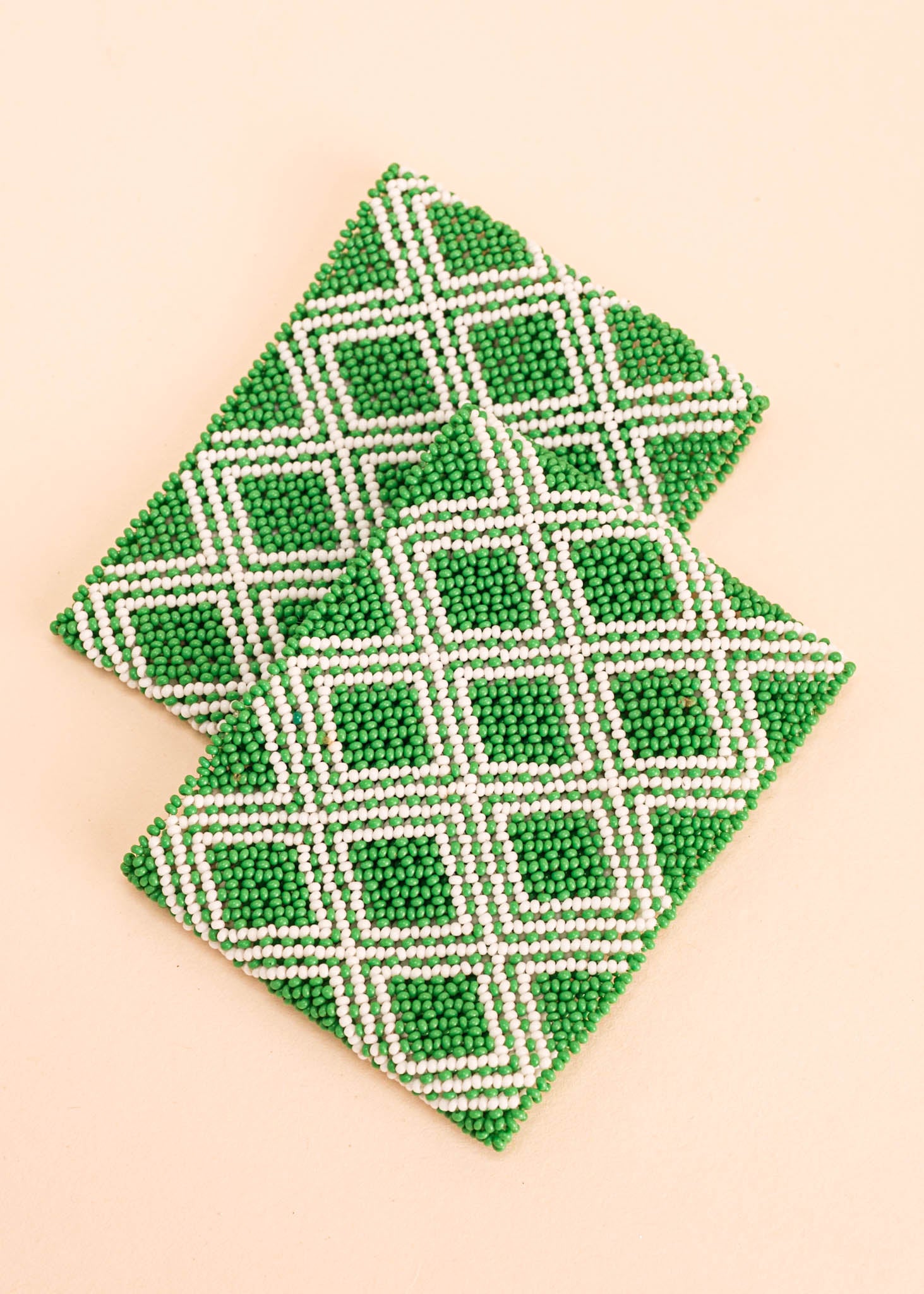 Pulseira de miçangas verde e branca feito pelo povo Waurá, artesanato indígena brasileiro 