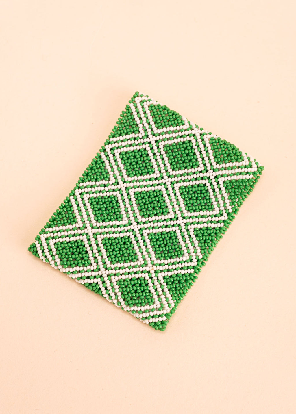 Pulseira de miçangas verde e branca feito pelo povo Waurá, artesanato indígena brasileiro 