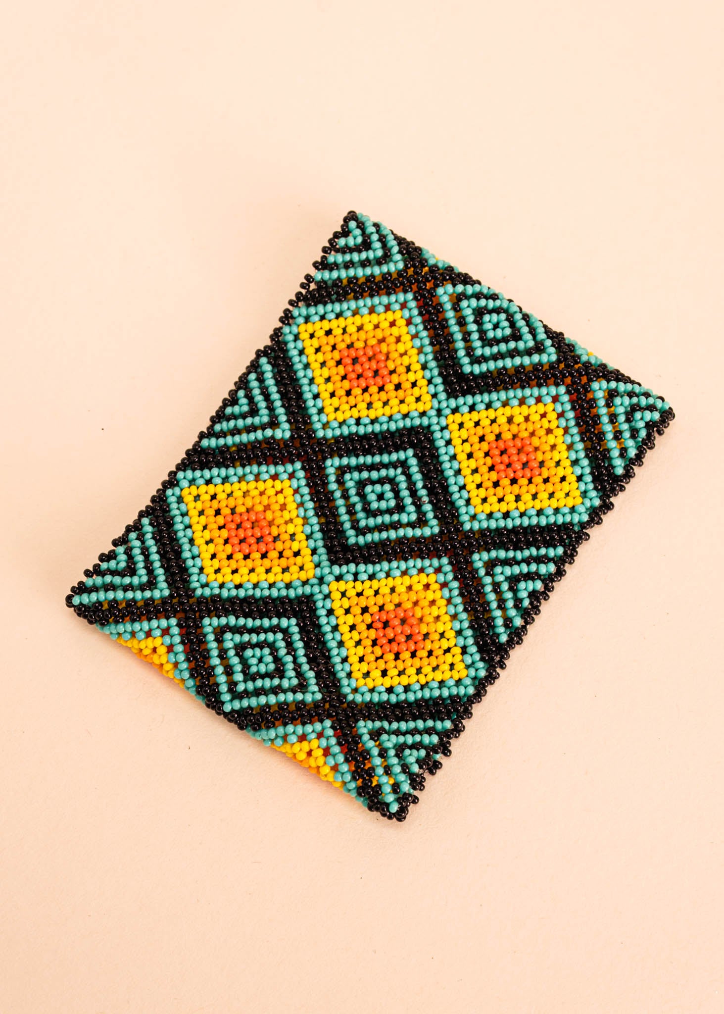 Pulseira de miçangas colorida feito pelo povo Waurá, artesanato indígena brasileiro 