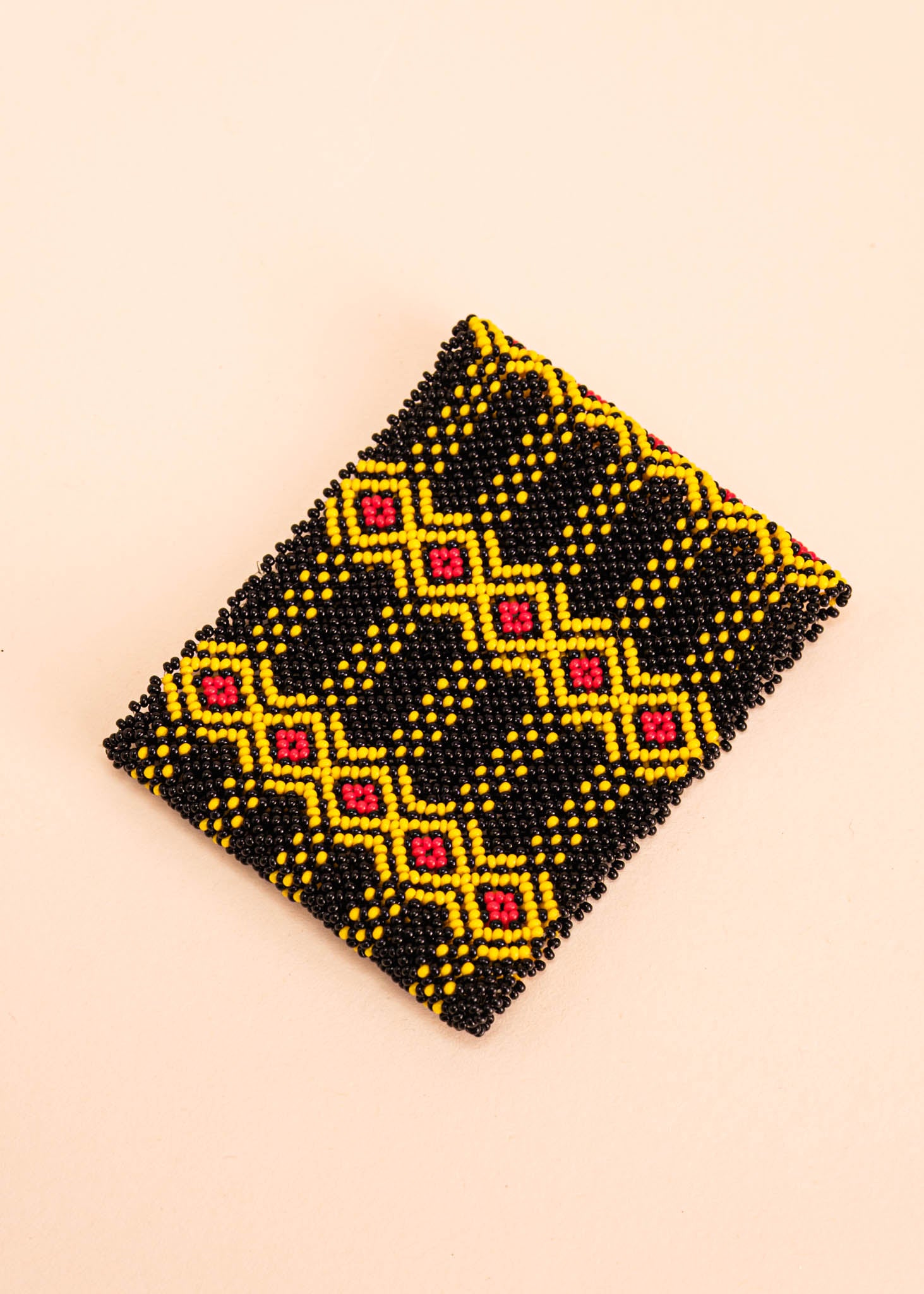 Pulseira de miçangas preta e amarela feito pelo povo Waurá, artesanato indígena brasileiro 