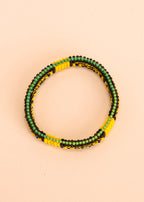 Pulseira de miçangas amarela, preta e verde feita pelo povo Waurá, artesanato indígena brasileiro 