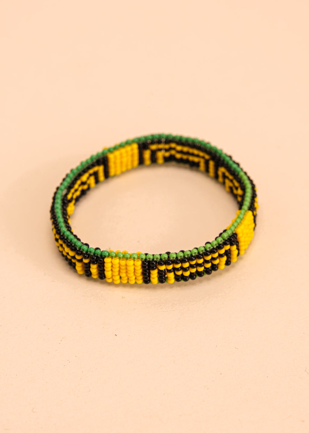 Pulseira de miçangas amarela, preta e verde feita pelo povo Waurá, artesanato indígena brasileiro 