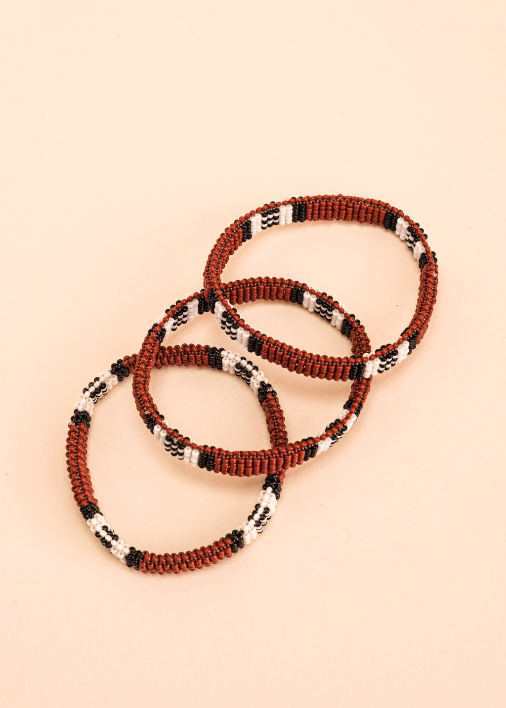Dupla de pulseiras coral de miçangas marrom, preta e branca, feita pelo povo Waurá, artesanato indígena brasileiro