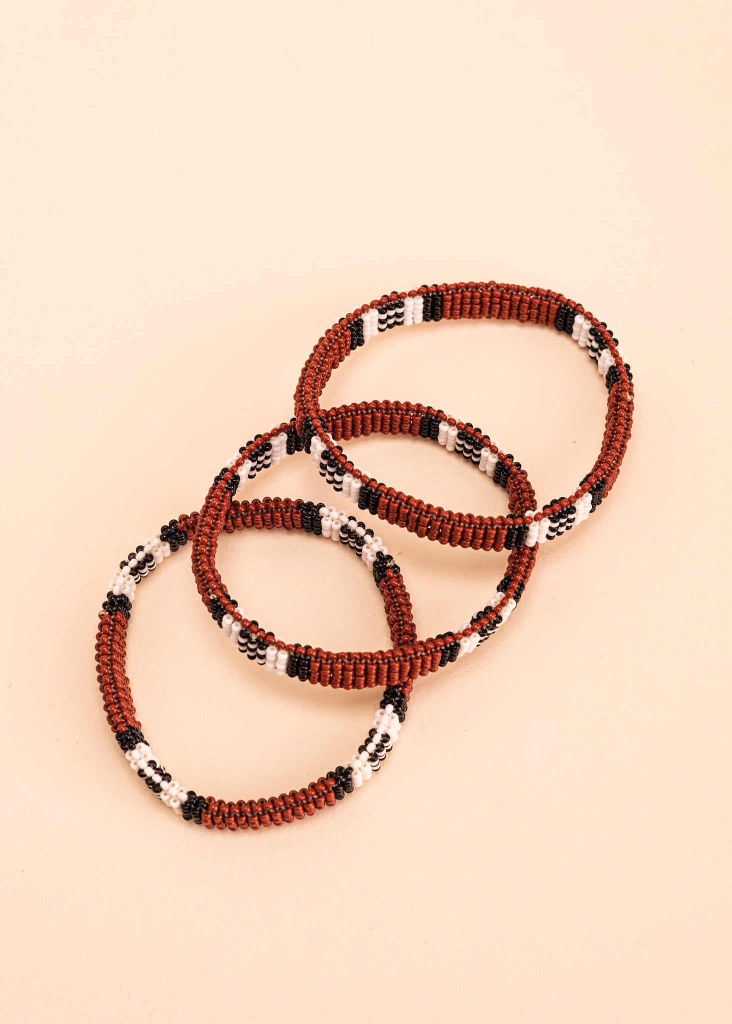 Dupla de pulseiras coral de miçangas marrom, preta e branca, feita pelo povo Waurá, artesanato indígena brasileiro