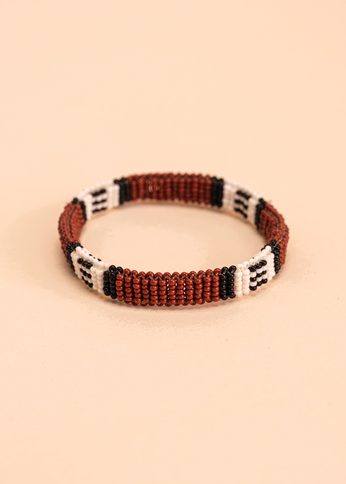 Dupla de pulseiras coral de miçangas marrom, preta e branca, feita pelo povo Waurá, artesanato indígena brasileiro