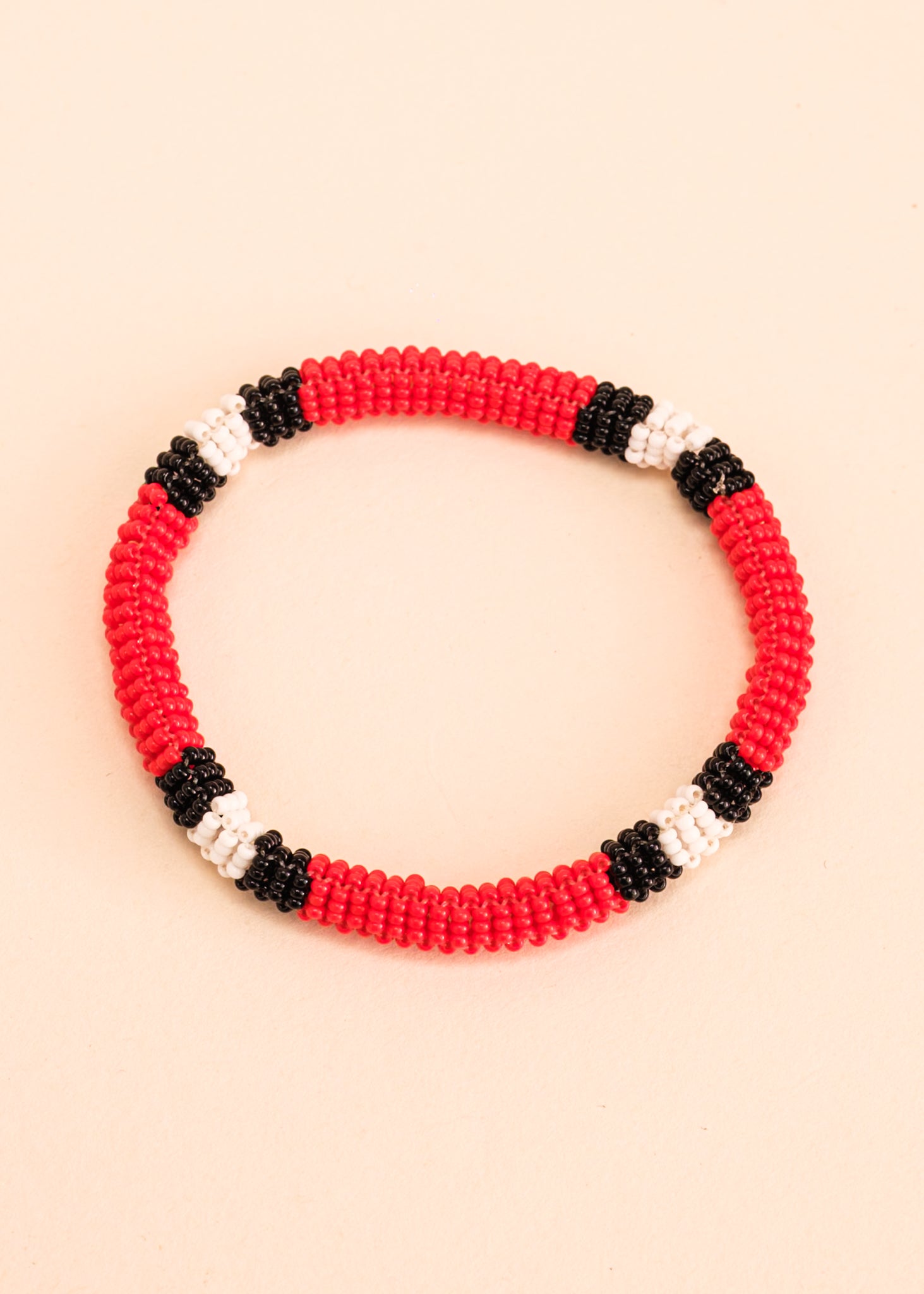 Dupla de pulseiras coral vermelha, preta e branca, feita pelo povo Waurá, artesanato indígena brasileiro