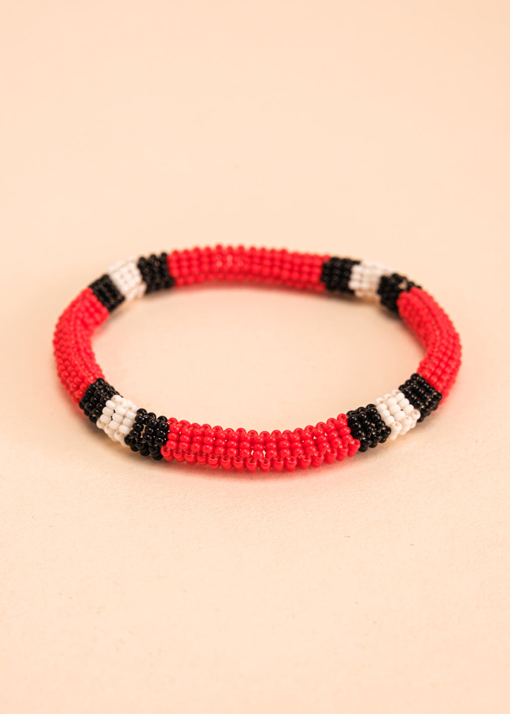 Dupla de pulseiras coral vermelha, preta e branca, feita pelo povo Waurá, artesanato indígena brasileiro
