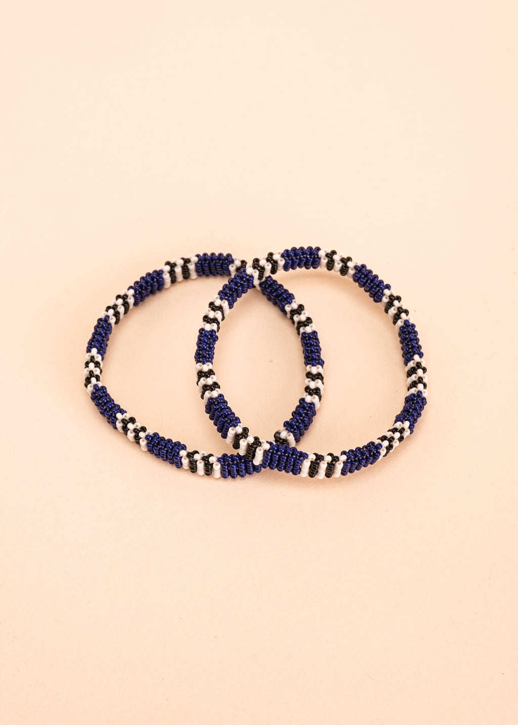Dupla de pulseira de miçangas azul, preta e branca, feita pelo povo Waurá, artesanato indígena brasileiro 