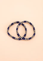 Dupla de pulseira de miçangas azul, preta e branca, feita pelo povo Waurá, artesanato indígena brasileiro 