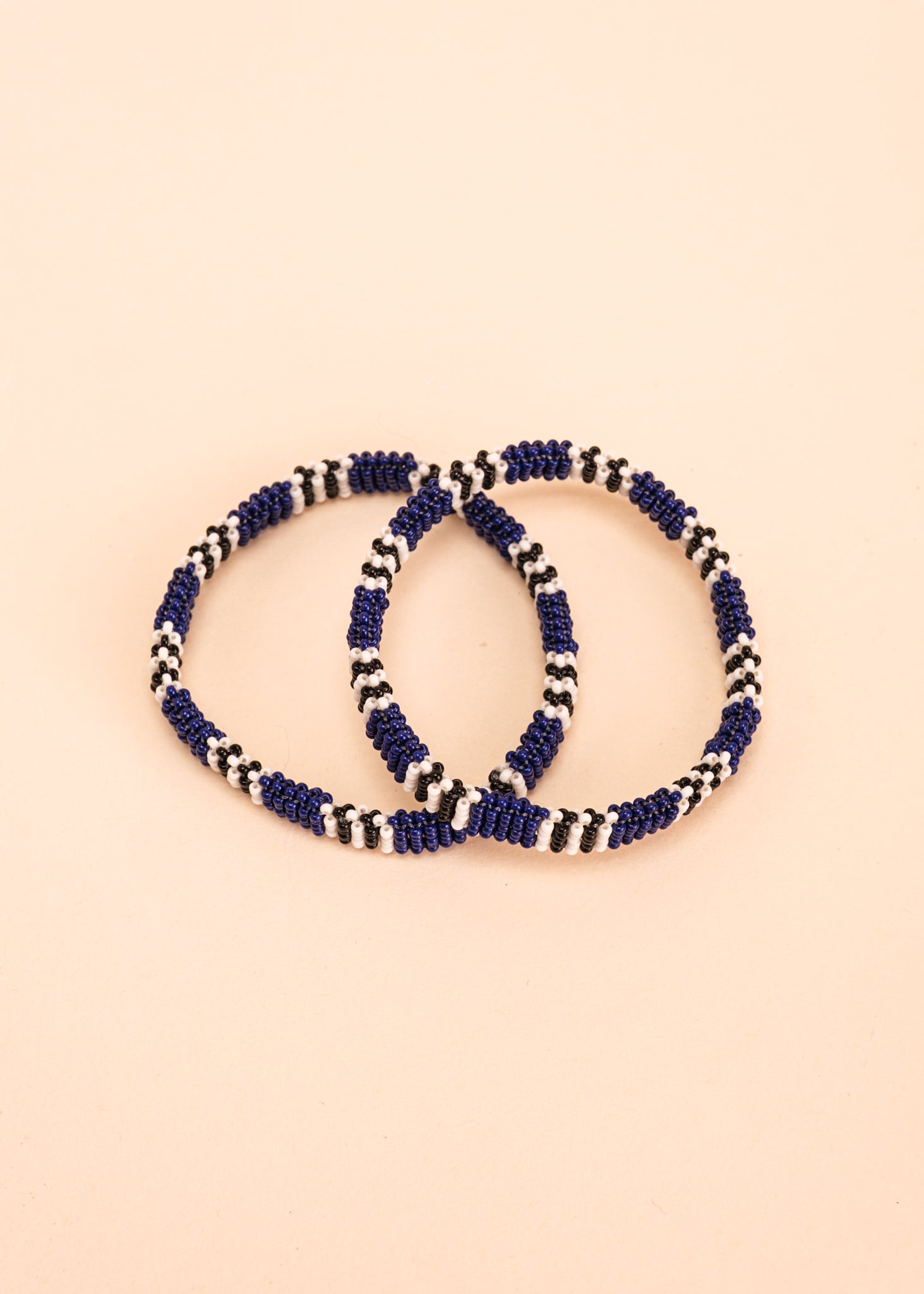 Dupla de pulseira de miçangas azul, preta e branca, feita pelo povo Waurá, artesanato indígena brasileiro 