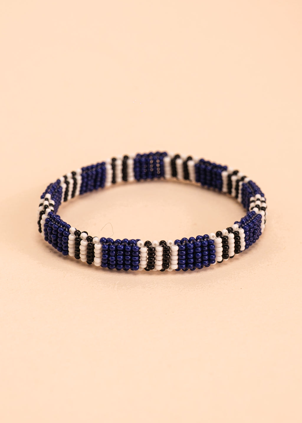 Dupla de pulseira de miçangas azul, preta e branca, feita pelo povo Waurá, artesanato indígena brasileiro 