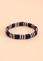 Dupla de pulseira de miçangas azul, preta e branca, feita pelo povo Waurá, artesanato indígena brasileiro 
