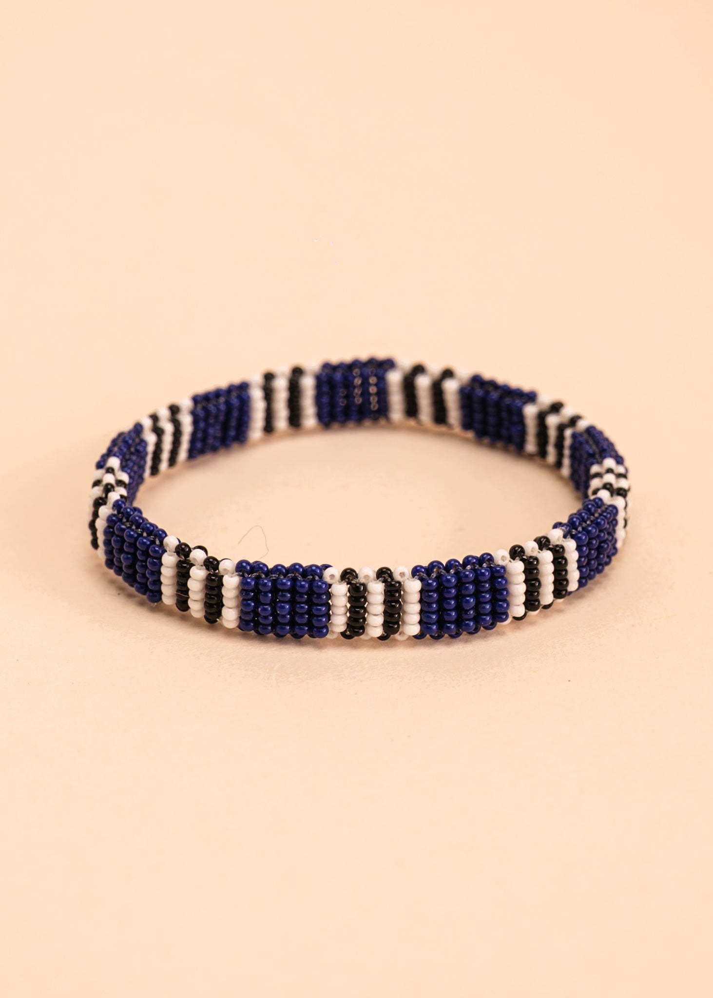 Dupla de pulseira de miçangas azul, preta e branca, feita pelo povo Waurá, artesanato indígena brasileiro 