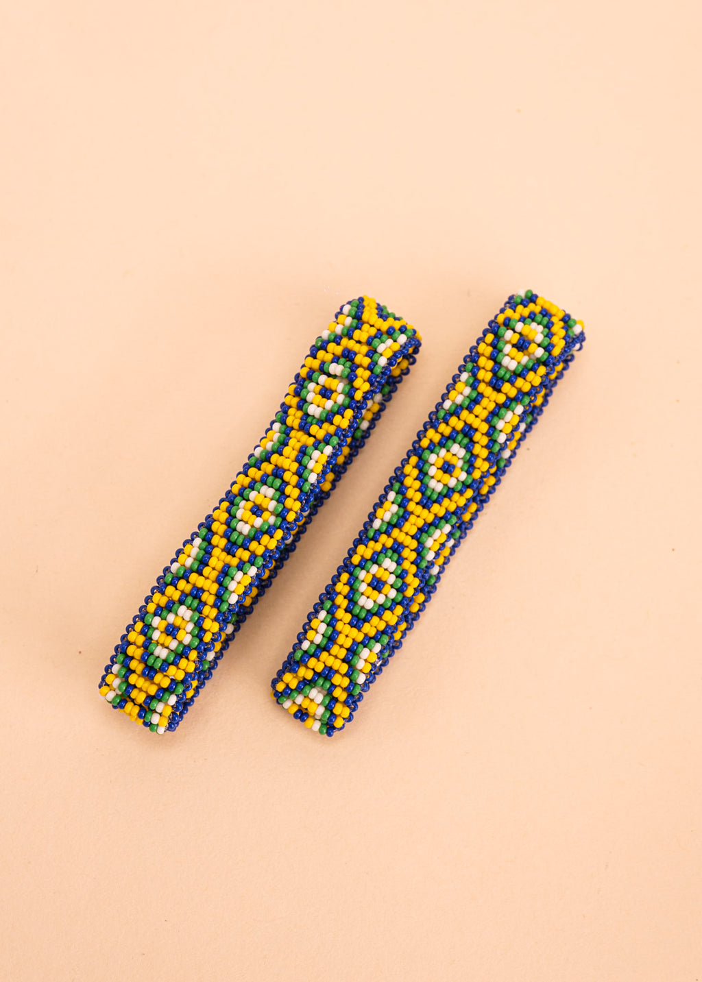 Pulseira de miçangas azul,verde e amarelo feita pelo povo Waurá, artesanato indígena brasileiro