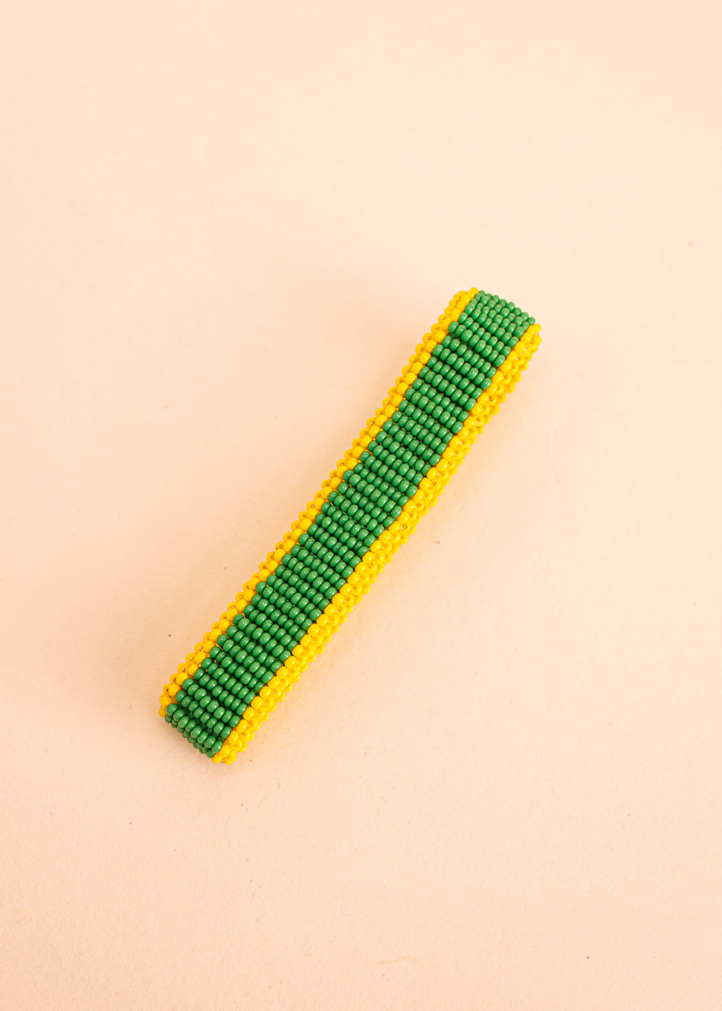 Pulseira de miçangas verde e amarela feita pelo povo Waurá, artesanato indígena brasileiro
