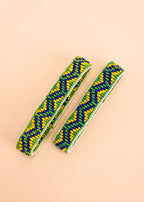 Pulseira de miçangas verde, azul e amarelo feita pelo povo Waurá, artesanato indígena brasileiro