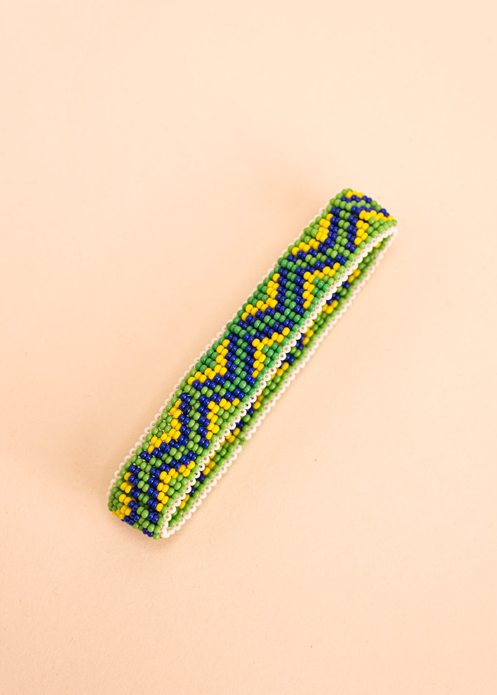 Pulseira de miçangas verde, azul e amarelo feita pelo povo Waurá, artesanato indígena brasileiro
