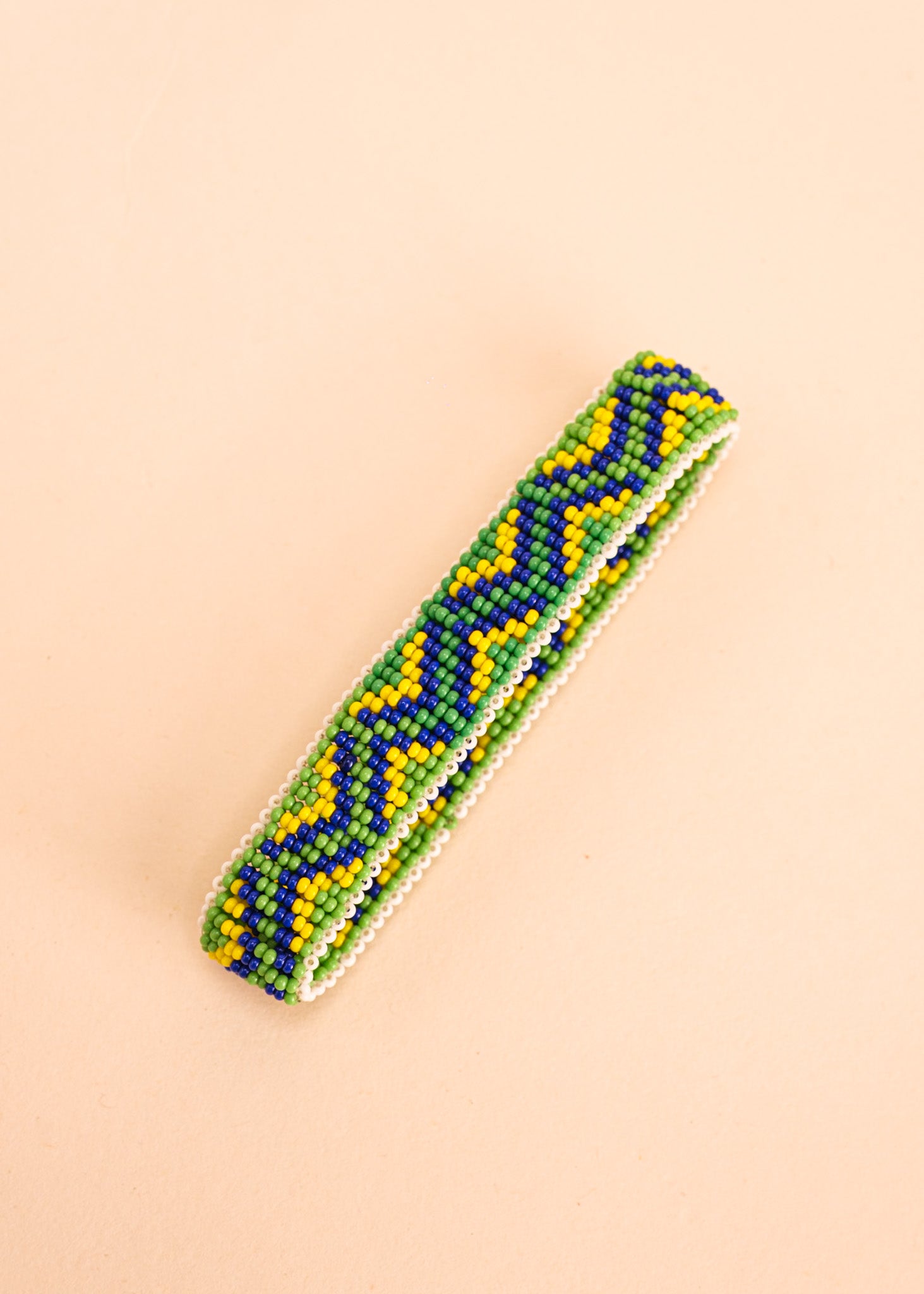 Pulseira de miçangas verde, azul e amarelo feita pelo povo Waurá, artesanato indígena brasileiro