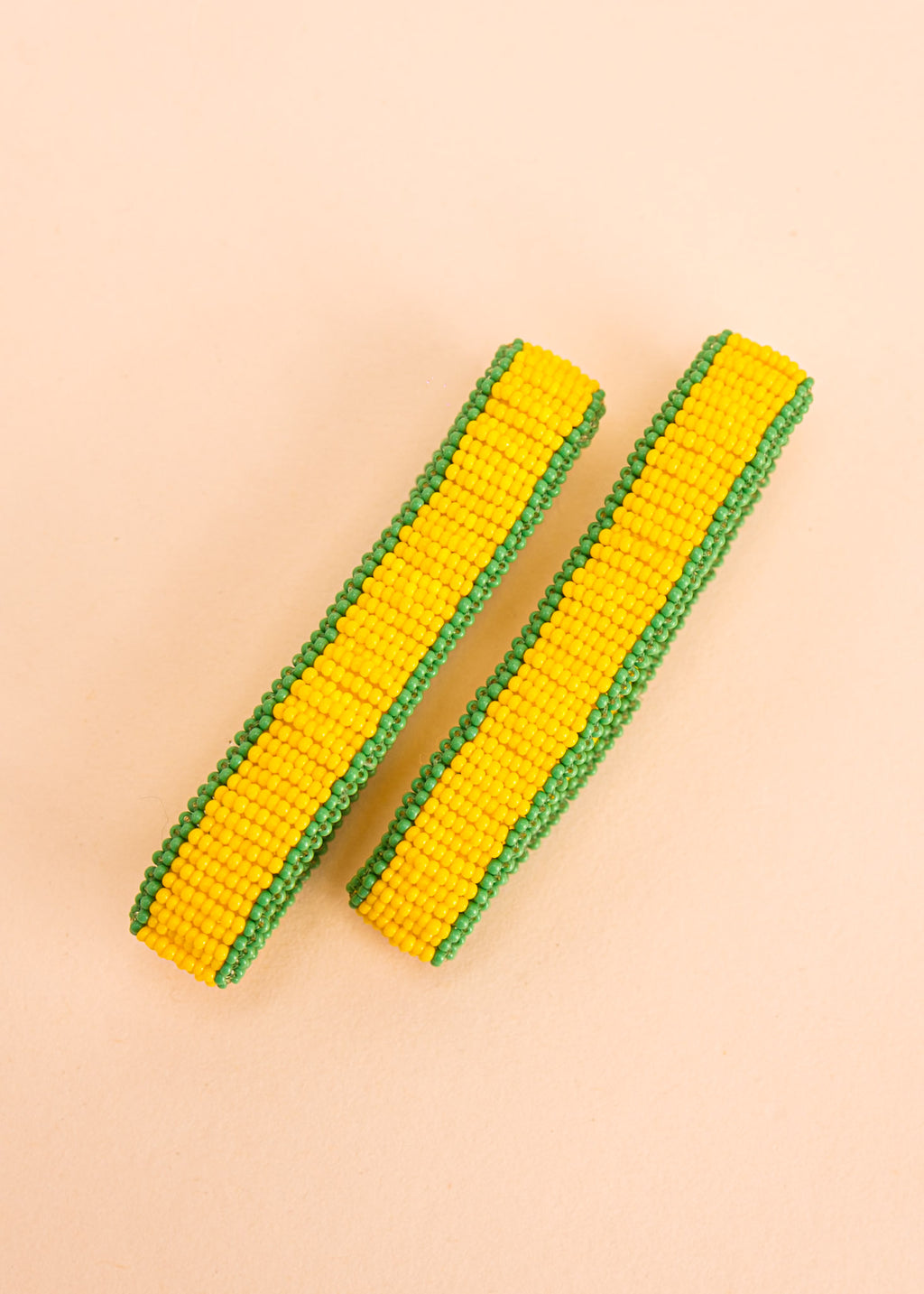 Pulseira de miçangas verde e amarela feita pelo povo Waurá, artesanato indígena brasileiro