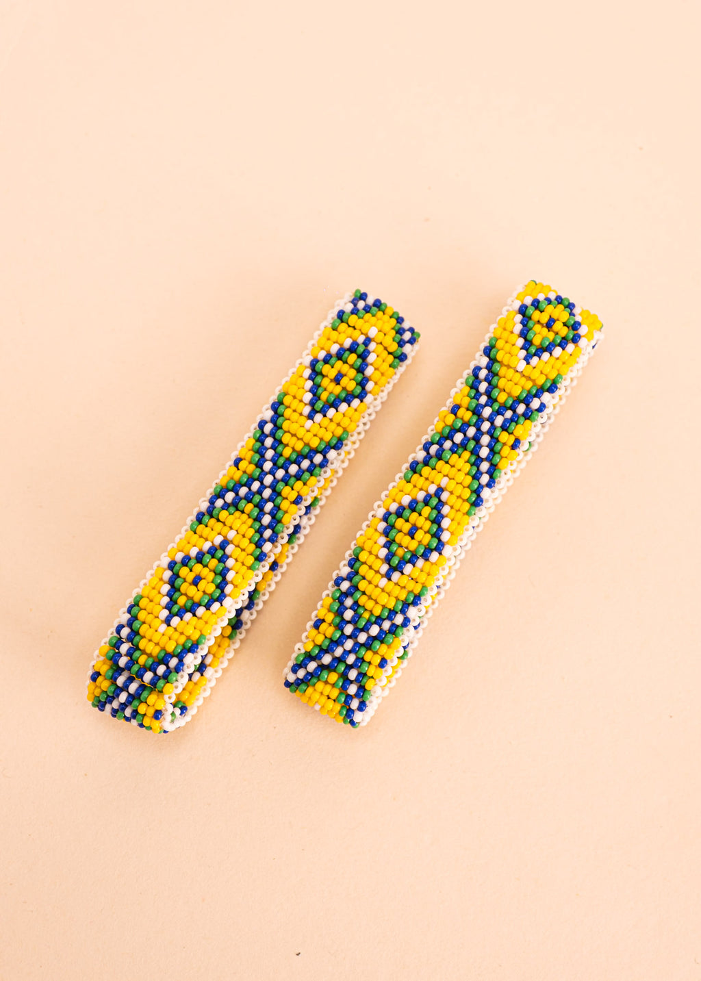 Pulseira de miçangas azul, verde e branco feita pelo povo Waurá, artesanato indígena brasileiro