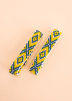 Pulseira de miçangas azul, verde e branco feita pelo povo Waurá, artesanato indígena brasileiro
