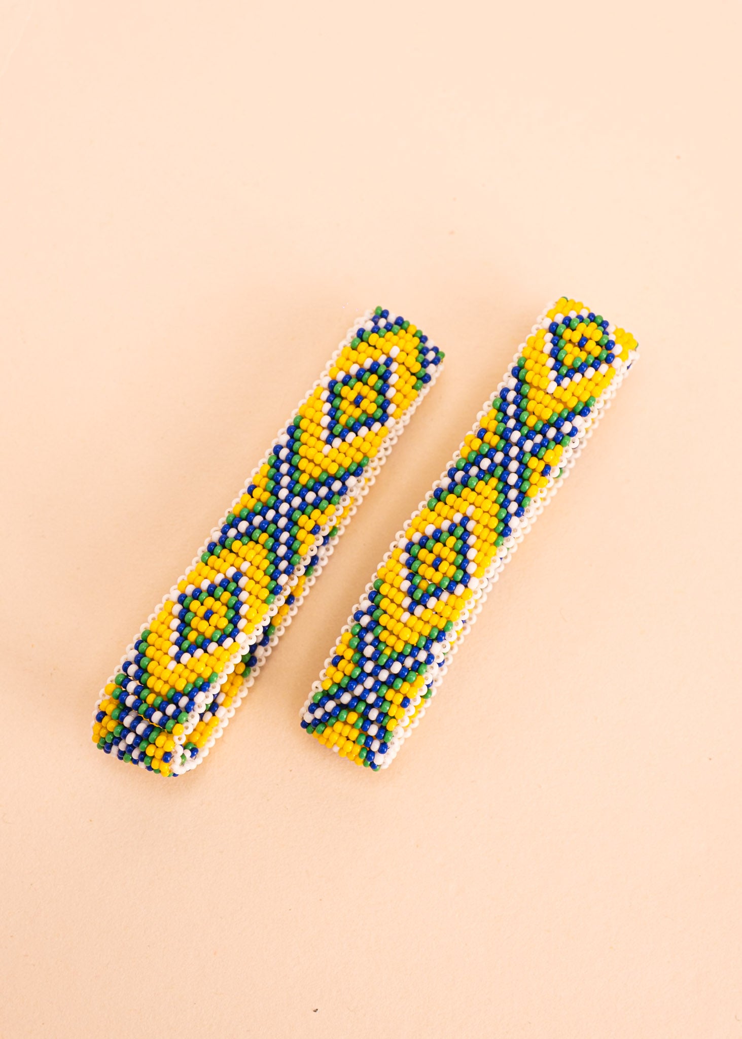 Pulseira de miçangas azul, verde e branco feita pelo povo Waurá, artesanato indígena brasileiro