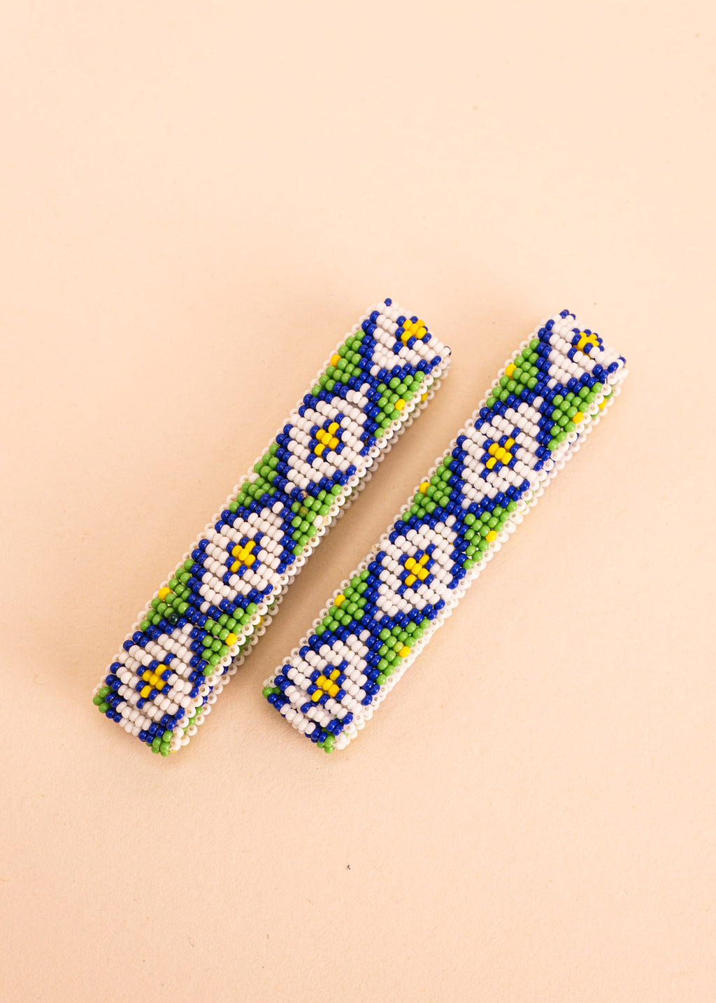 Pulseira de miçangas verde, azul e amarelo feita pelo povo Waurá, artesanato indígena brasileiro