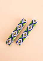 Pulseira de miçangas verde, azul e amarelo feita pelo povo Waurá, artesanato indígena brasileiro