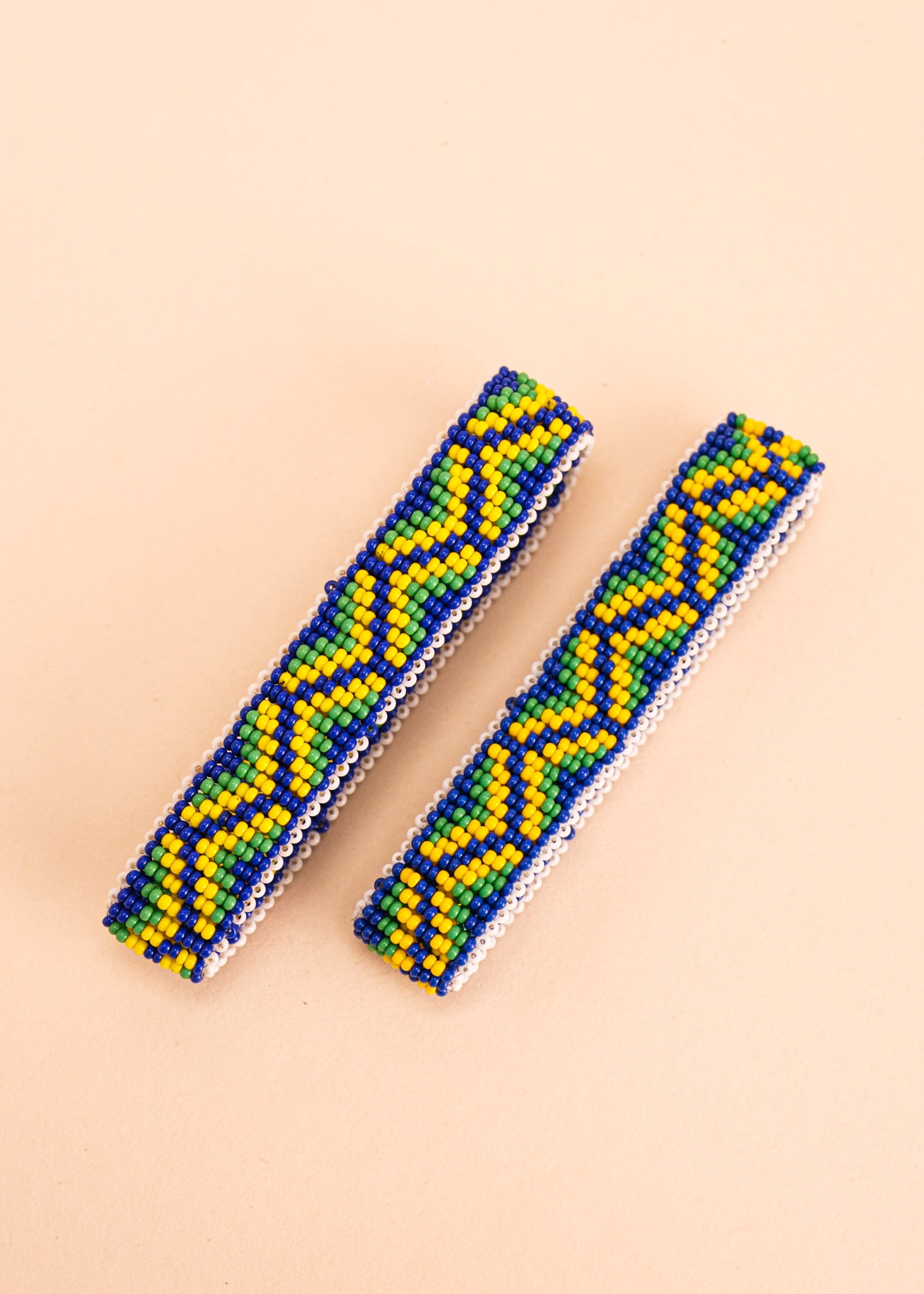 Pulseira de miçangas azul, verde e branco feita pelo povo Waurá, artesanato indígena brasileiro