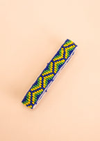 Pulseira de miçangas azul, verde e branco feita pelo povo Waurá, artesanato indígena brasileiro