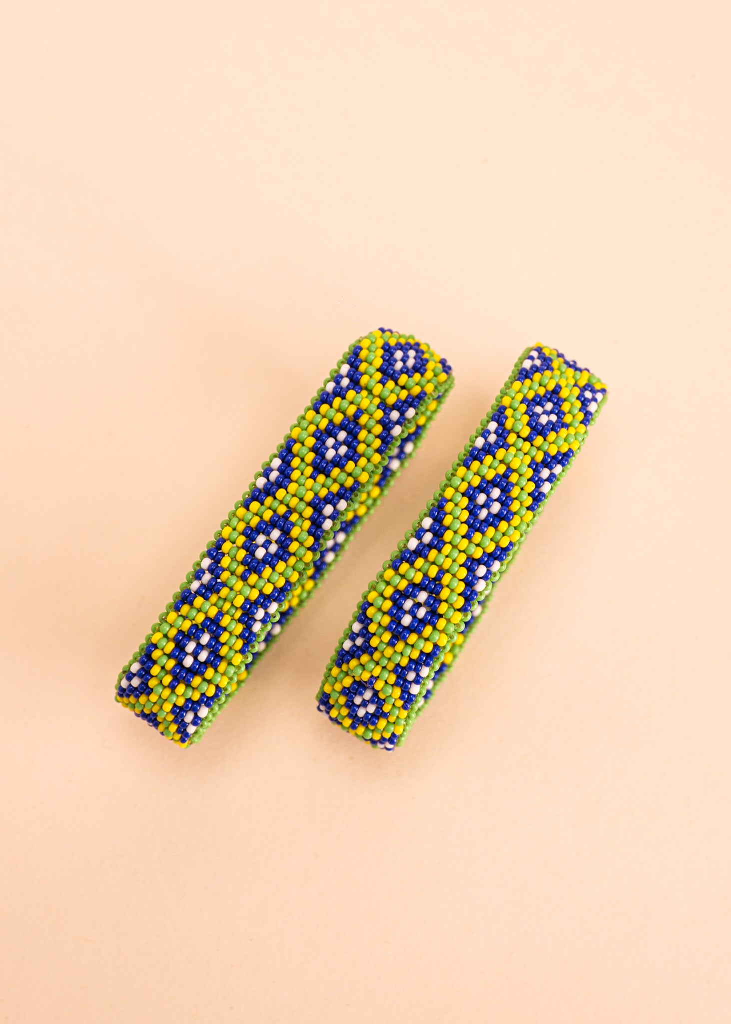 Pulseira de miçangas azul,verde e amarelo feita pelo povo Waurá, artesanato indígena brasileiro