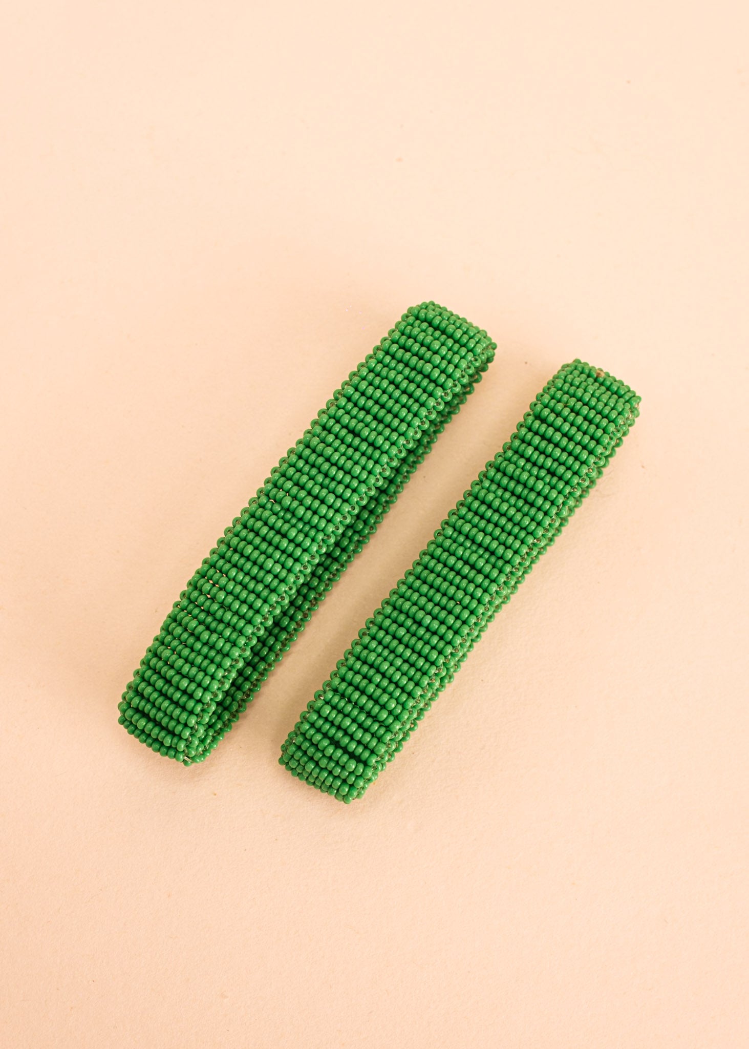 Pulseira de miçangas verde feita pelo povo Waurá, artesanato indígena brasileiro