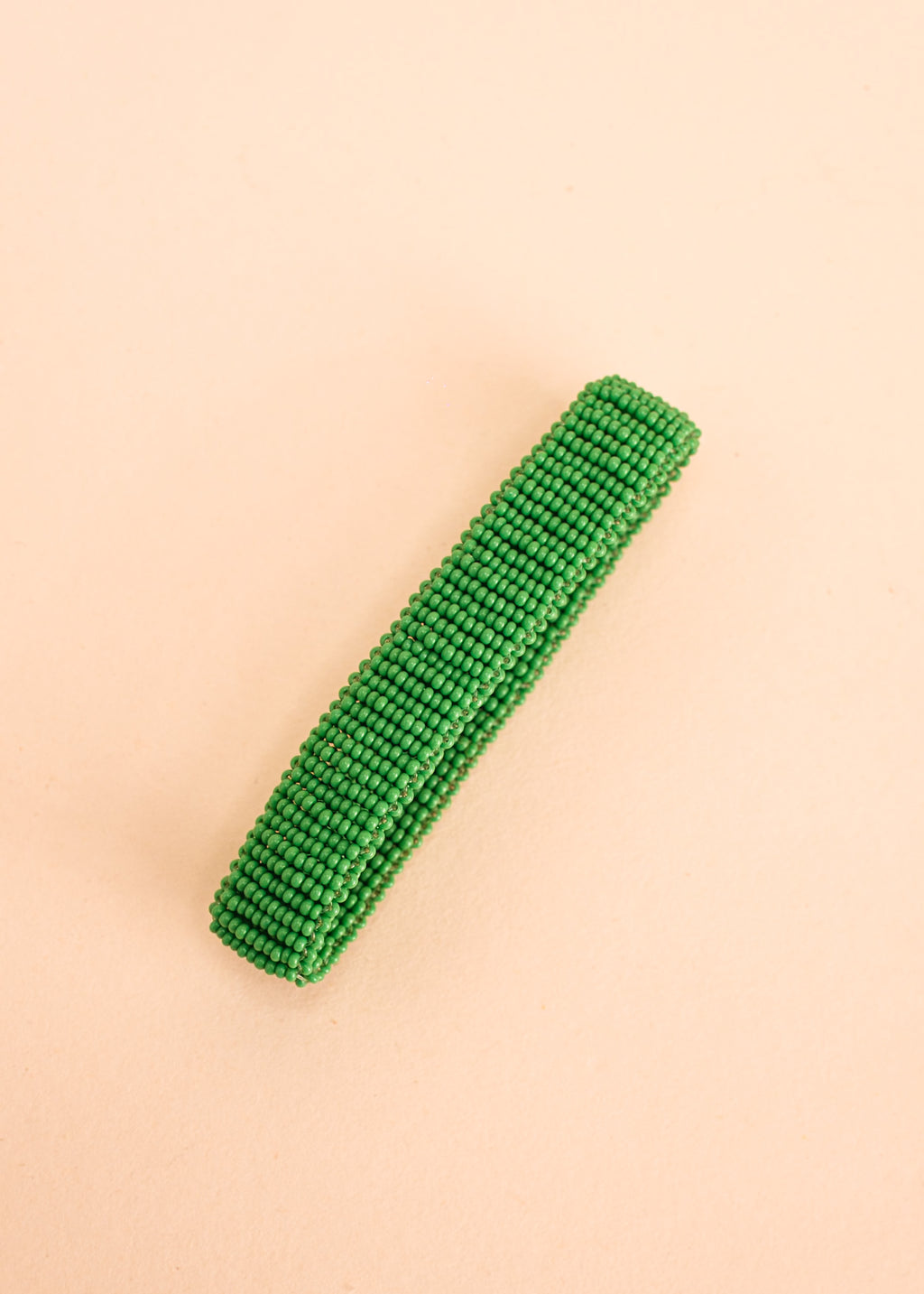 Pulseira de miçangas verde feita pelo povo Waurá, artesanato indígena brasileiro
