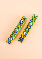Pulseira de miçangas verde, azul, branca e amarela feita pelo povo Waurá, artesanato indígena brasileiro