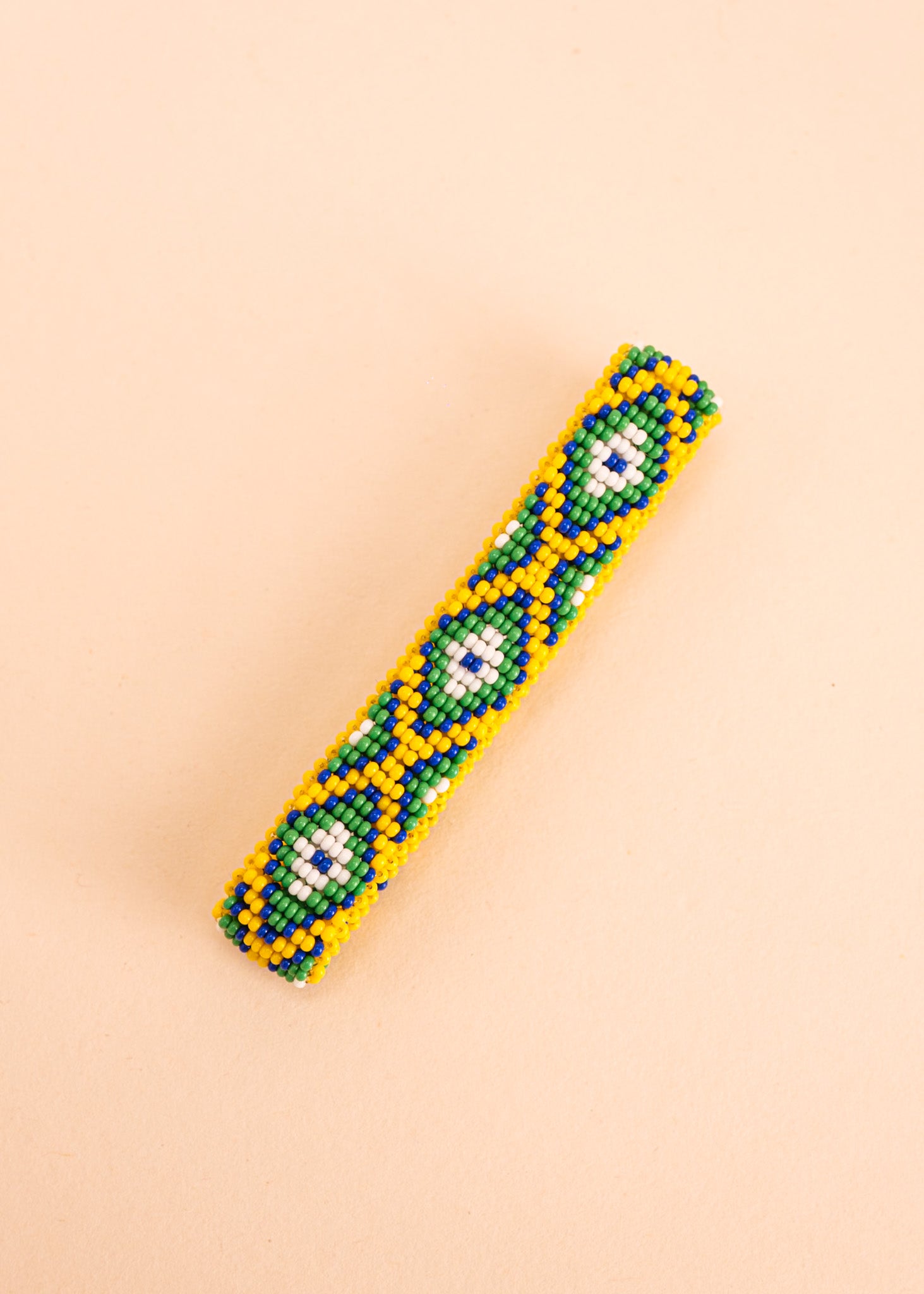 Pulseira de miçangas verde, azul, branca e amarela feita pelo povo Waurá, artesanato indígena brasileiro