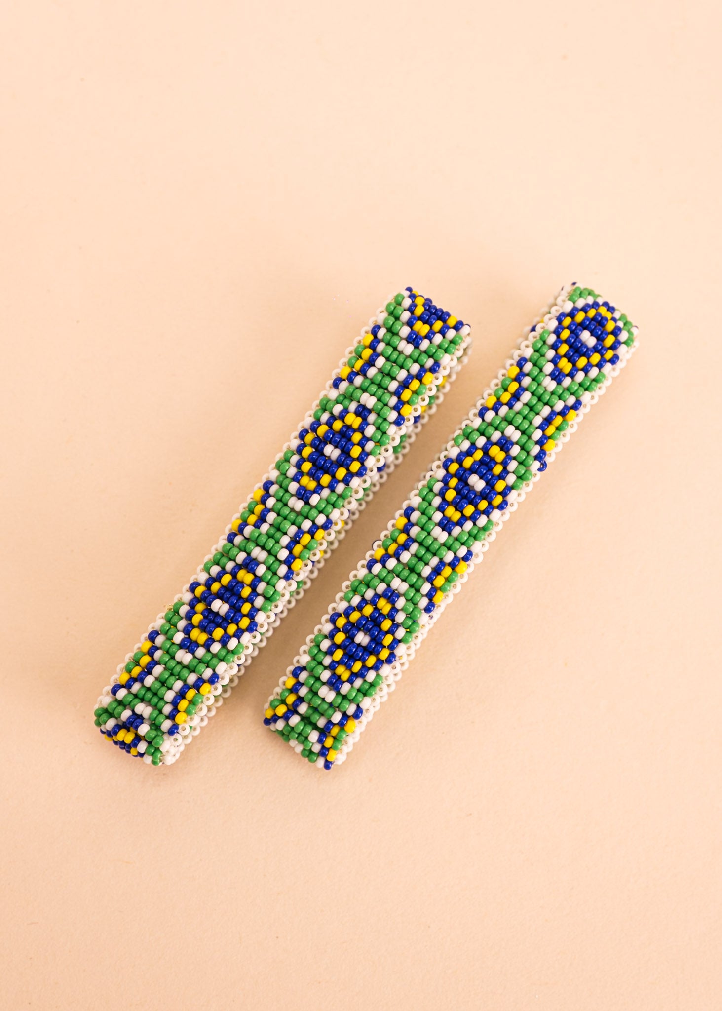 Pulseira de miçangas azul,verde e amarela feita pelo povo Waurá, artesanato indígena brasileiro