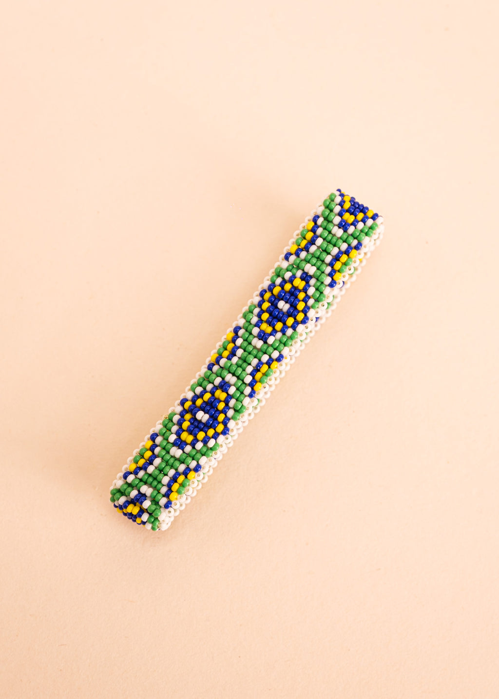 Pulseira de miçangas azul,verde e amarela feita pelo povo Waurá, artesanato indígena brasileiro
