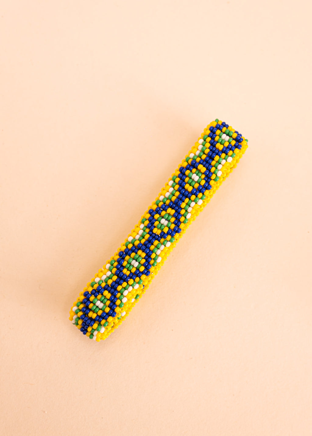 Pulseira de miçangas verde, azul, amarelo feita pelo povo Waurá, artesanato indígena brasileiro