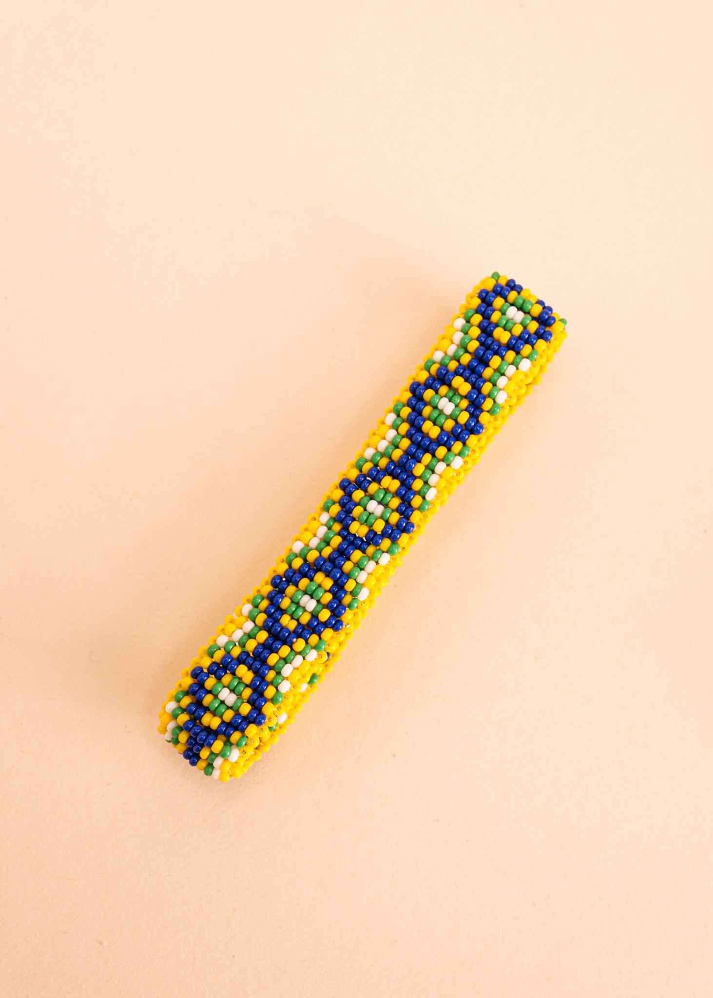 Pulseira de miçangas verde, azul, amarelo feita pelo povo Waurá, artesanato indígena brasileiro