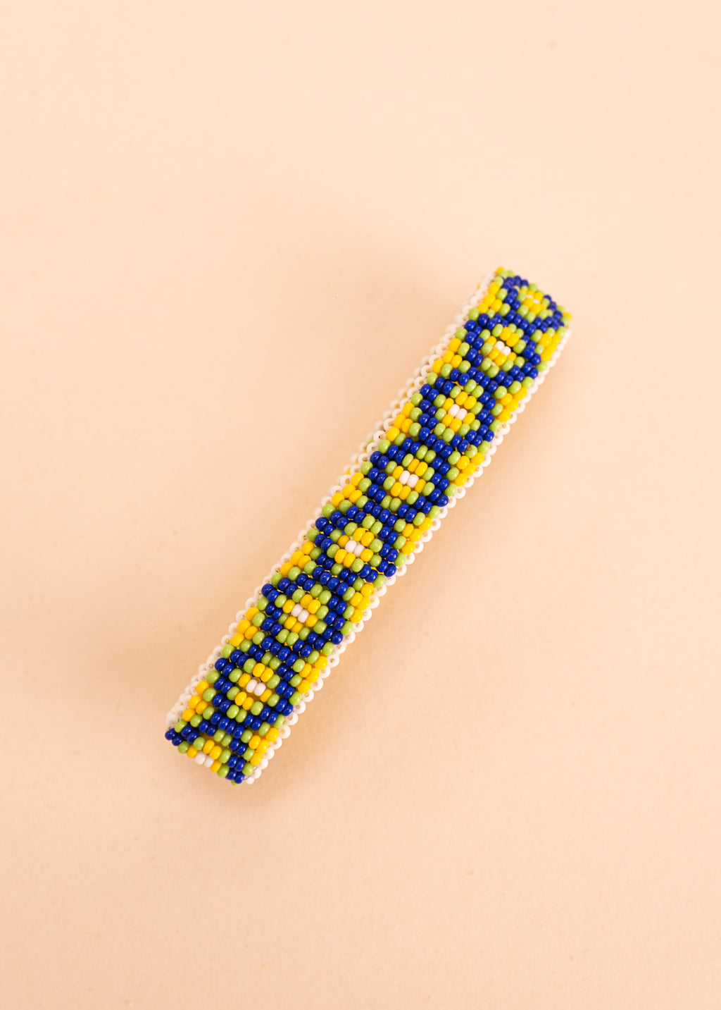 Pulseira de miçangas verde, azul e amarelo feita pelo povo Waurá, artesanato indígena brasileiro