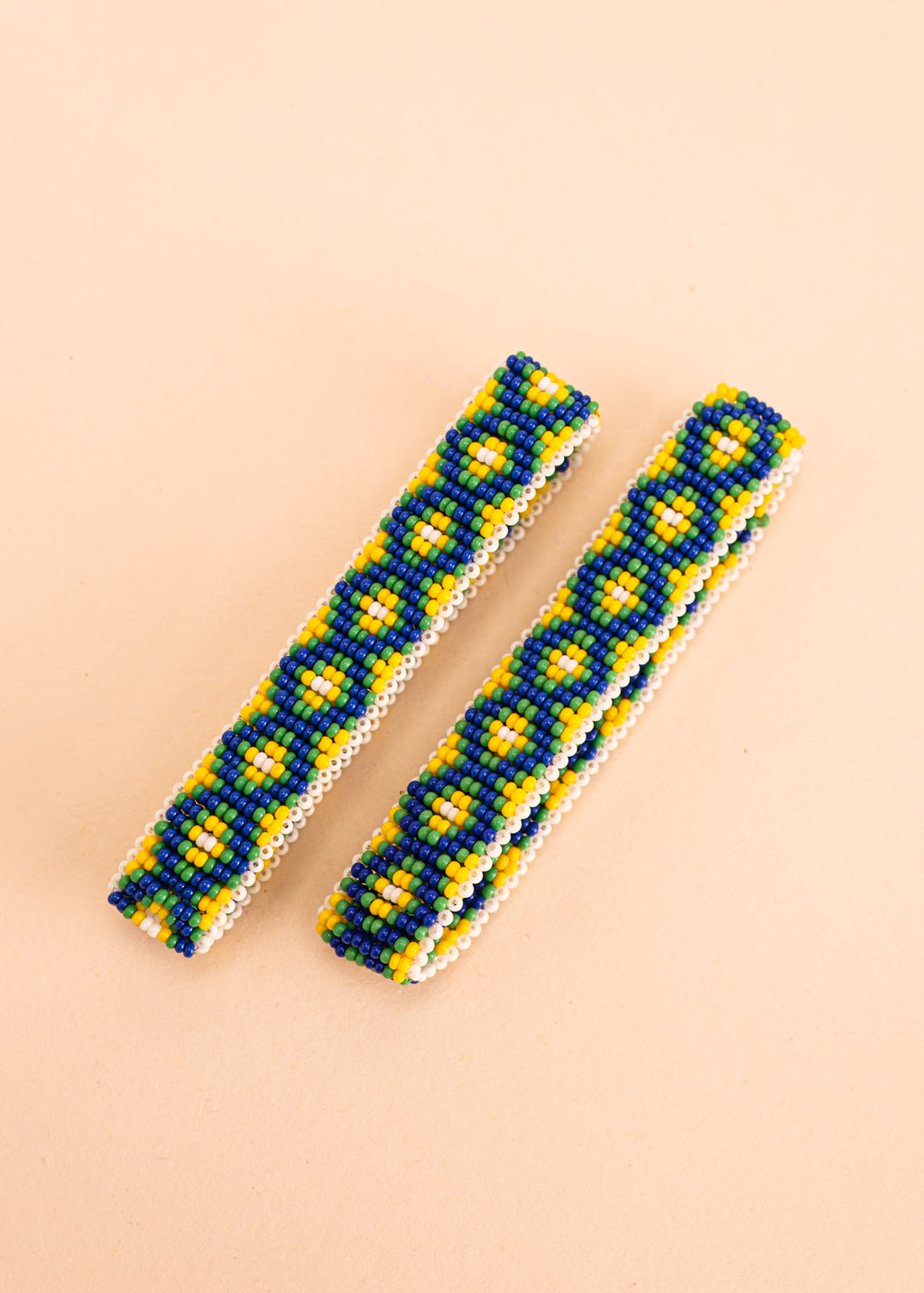 Pulseira de miçangas verde, azul, branco e amarelo feita pelo povo Waurá, artesanato indígena brasileiro