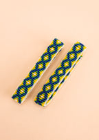 Pulseira de miçangas verde, azul, branco e amarelo feita pelo povo Waurá, artesanato indígena brasileiro
