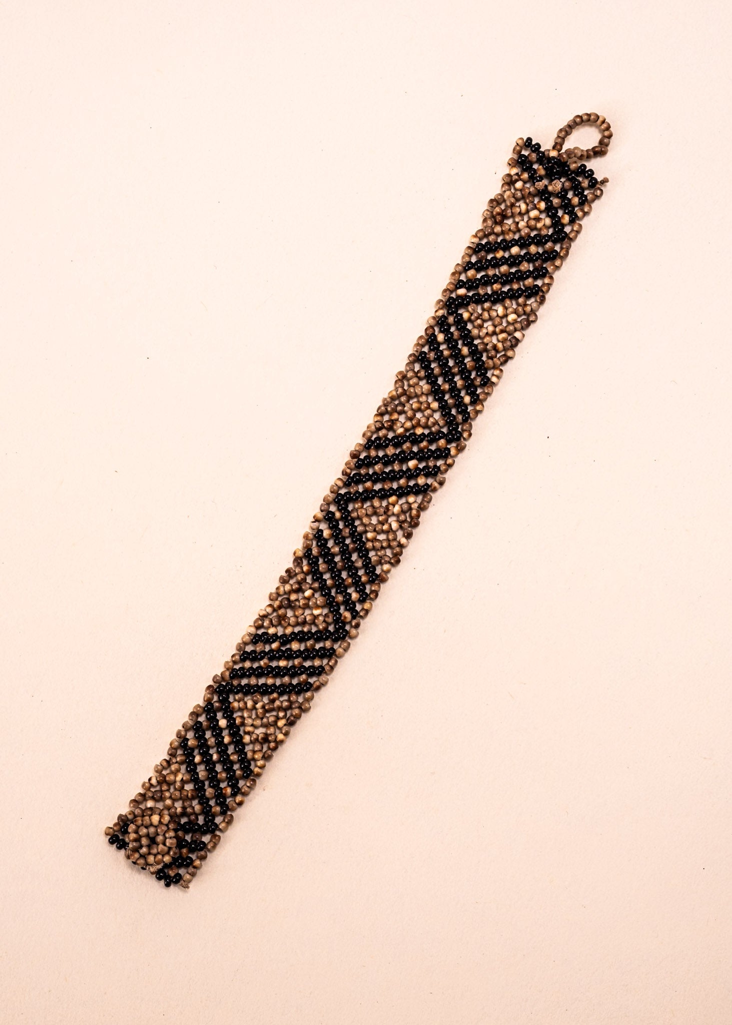 Pulseiras_Indigenas_092_18a08be4-c224-4217-8709-00bba89ab551_pulseira-kraho+indigena-comprar-banner-site-tucum