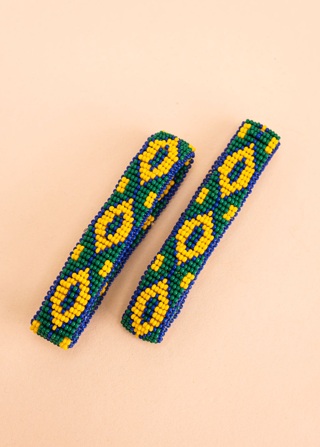 Pulseira de miçangas azul,verde e amarela feita pelo povo Waurá, artesanato indígena brasileiro