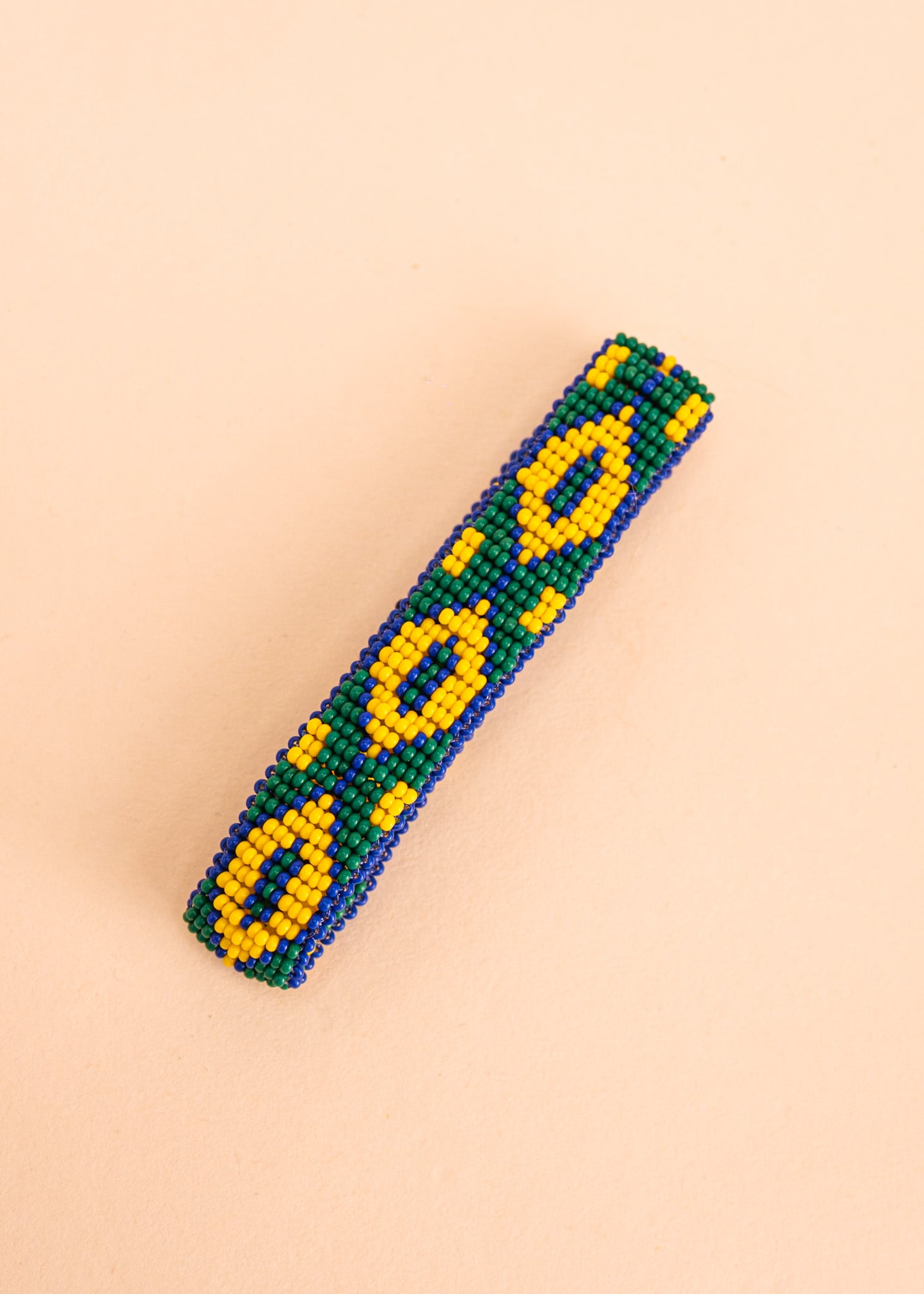 Pulseira de miçangas azul,verde e amarela feita pelo povo Waurá, artesanato indígena brasileiro