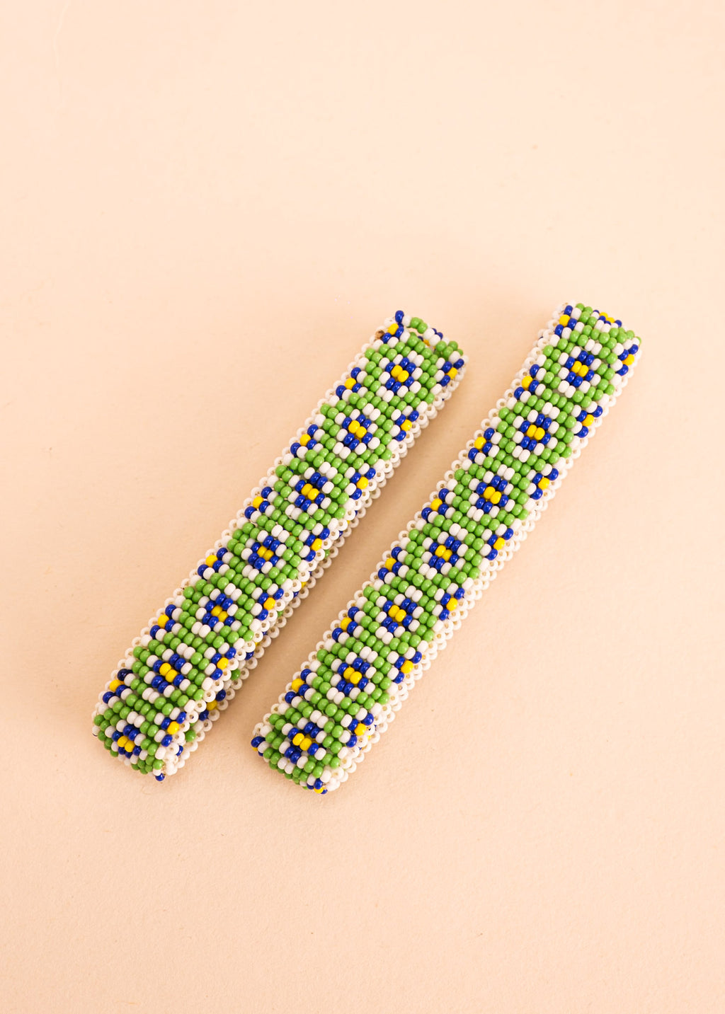 Pulseira de miçangas verde, azul e amarelo feita pelo povo Waurá, artesanato indígena brasileiro