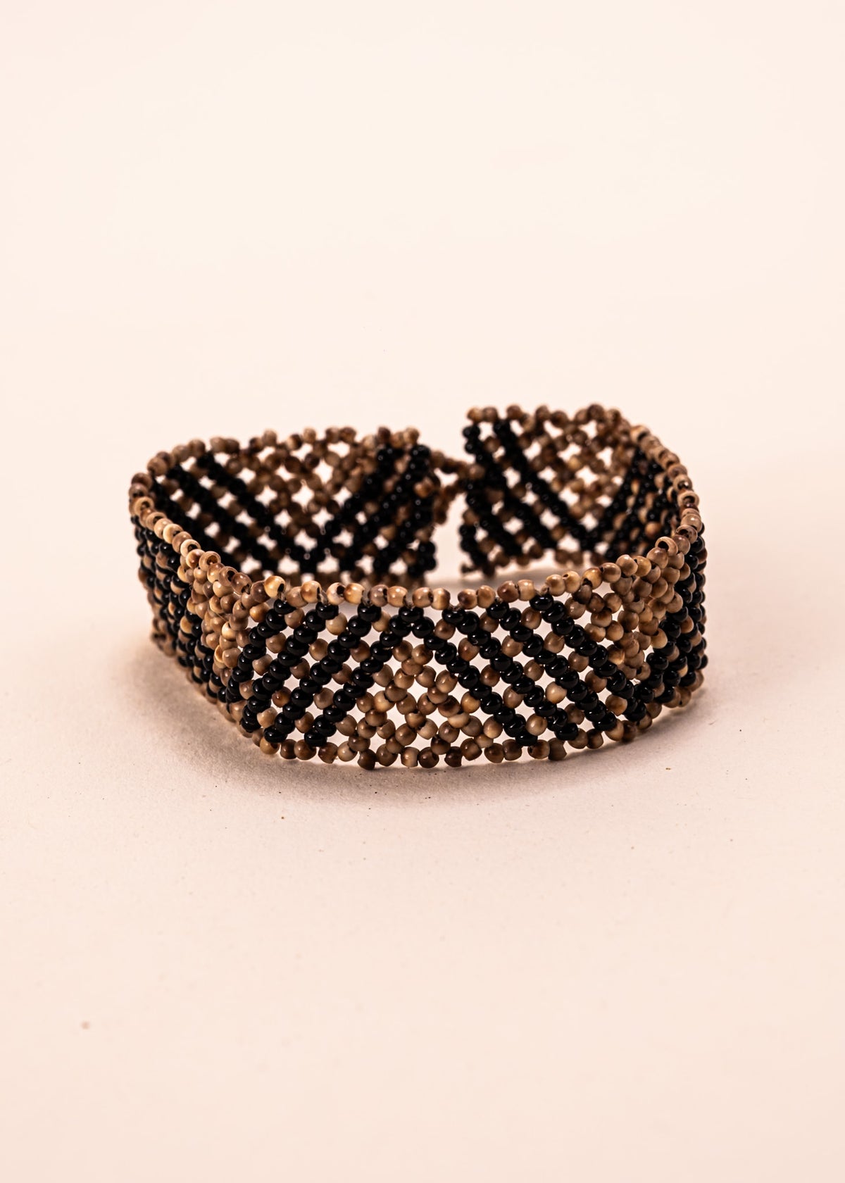 Pulseiras_Indigenas_095_bd6a7ada-8361-4bc1-ac43-6b90f2535761_ pulseira-kraho+indigena-comprar-banner-site-tucum